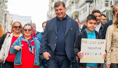 Başkan Tugay 2. İzmir Otizm Yürüyüşü’ne katıldı “Çocuklarımızı kent yaşamı içinde görmek istiyoruz”