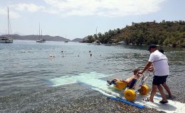 Engelsiz Plajlarda Deniz Keyfi