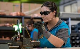 Meslek Fabrikası’ndan mezun olan kadın kaynakçılar işbaşı yaptı