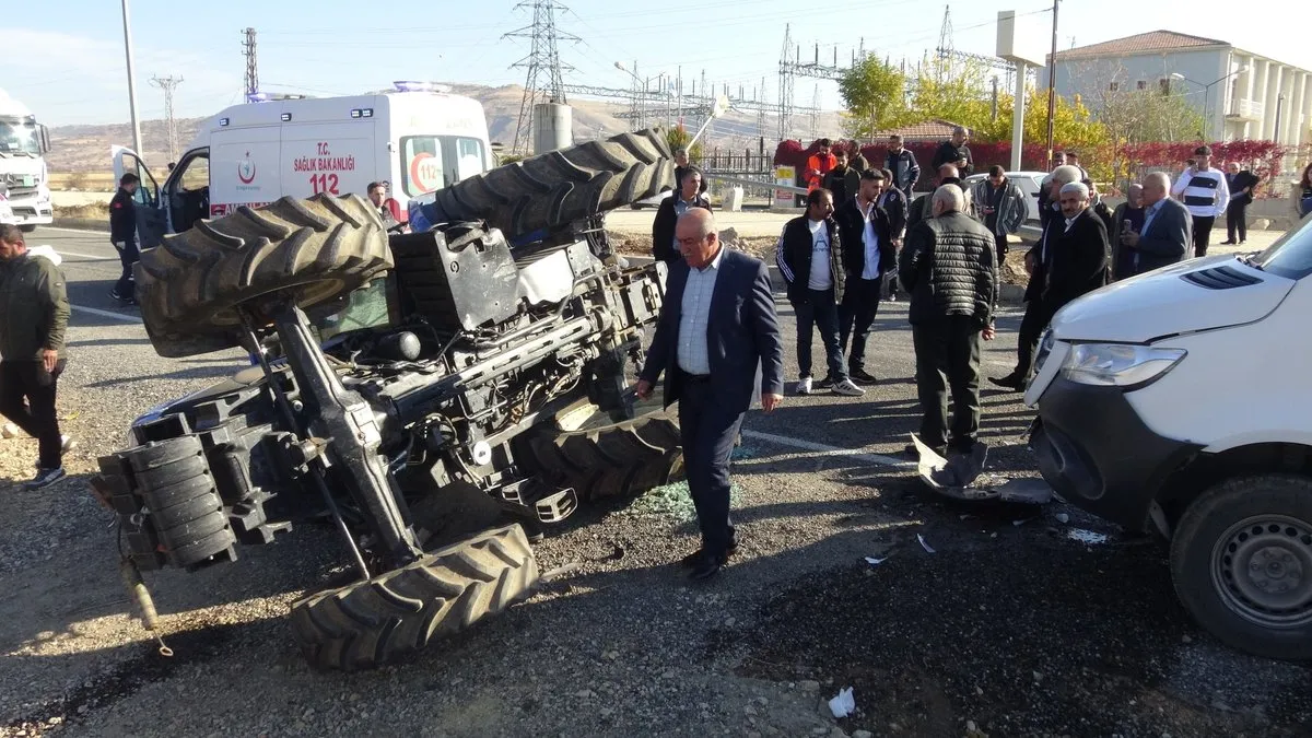 Batman’da minibüs ile traktör birbirine girdi: 2’si ağır, 5 yaralı