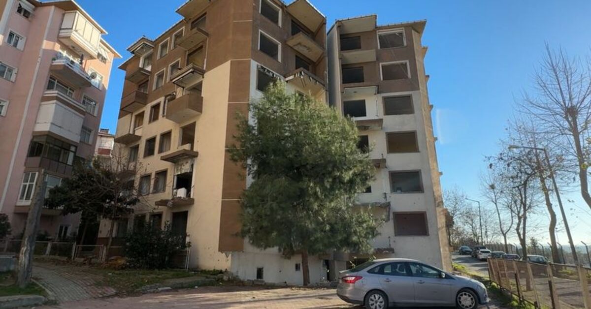 Balkonu çöken binaya yıkım kararı!